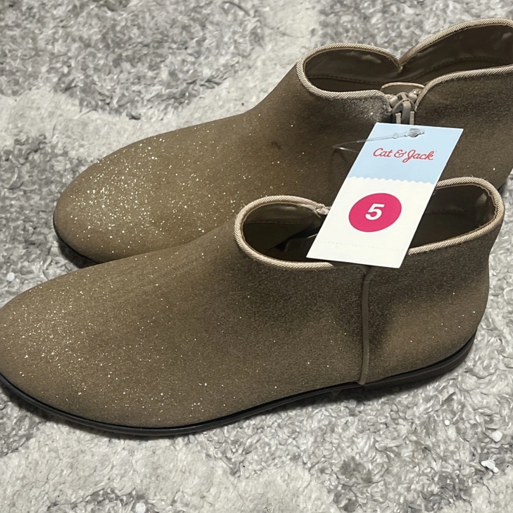 Girls Golden Gilter  Bootie’s By Cat & Jack Size1,5 new